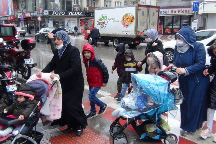 Bursa'da &ccedil;ocuklar &uuml;&ccedil;&uuml;nc&uuml; kez sokağa &ccedil;ıktı