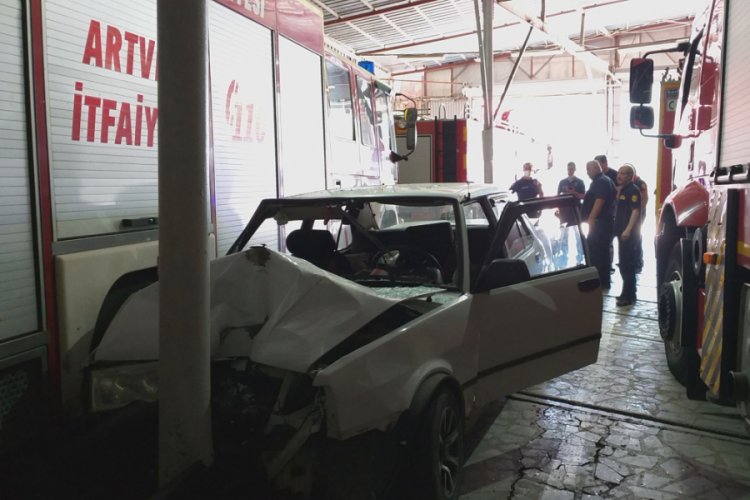 Freni boşalan otomobil itfaiye ara&ccedil; parkına girdi