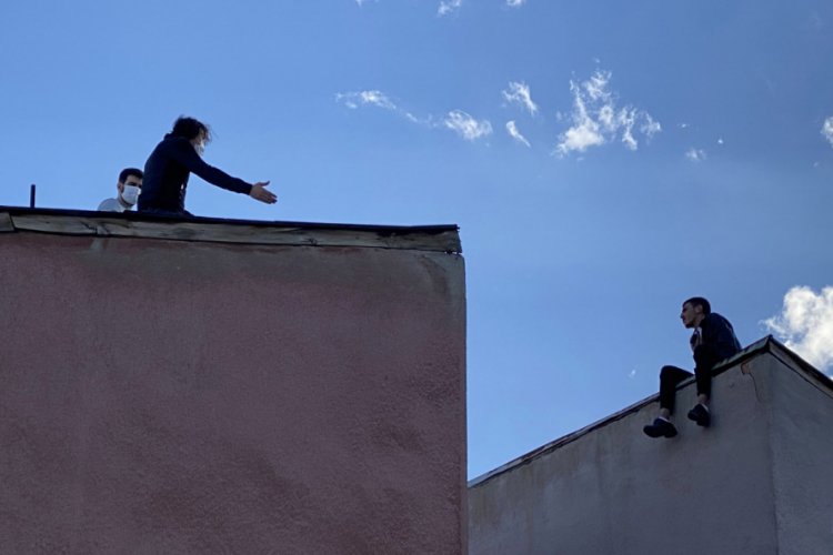 İntihar ama&ccedil;lı &ccedil;atıya &ccedil;ıkan genci, film gibi seyrettiler