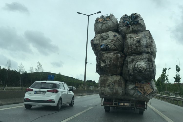 Y&uuml;k sınırını aşan kamyonetin tehlikeli yolculuğu