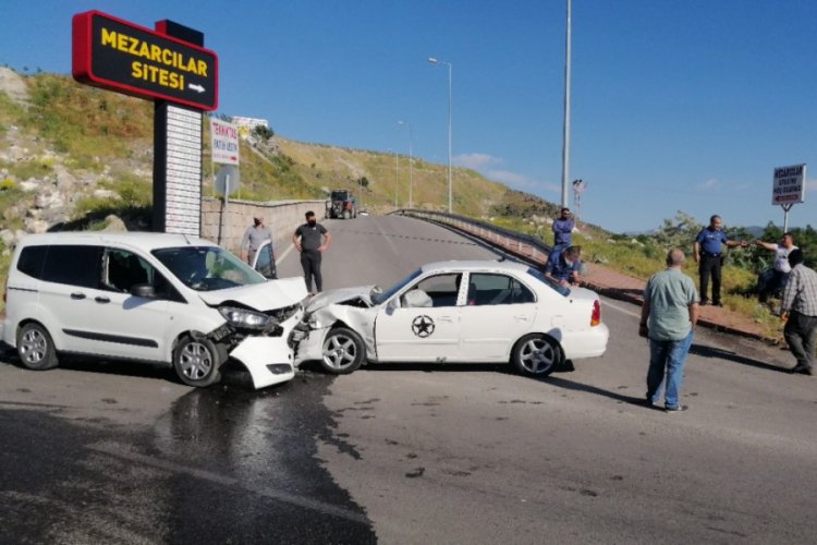 Otomobil ile hafif ticari ara&ccedil; kafa kafaya &ccedil;arpıştı: 4 yaralı