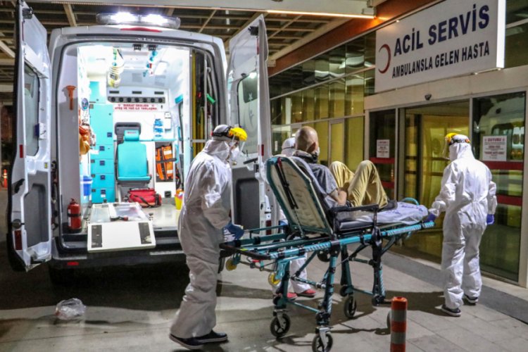 Koronavir&uuml;s ş&uuml;phelisine m&uuml;dahale g&ouml;r&uuml;nt&uuml;lendi