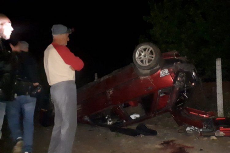 4 metreden şarampole yuvarlanan otomobilin s&uuml;r&uuml;c&uuml;s&uuml; &ouml;ld&uuml;