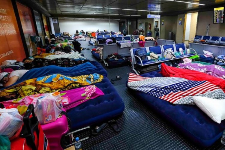 Parasızlıktan Brezilya'da mahsur kalan 200'den fazla Kolombiyalı havalimanında kamp kurdu