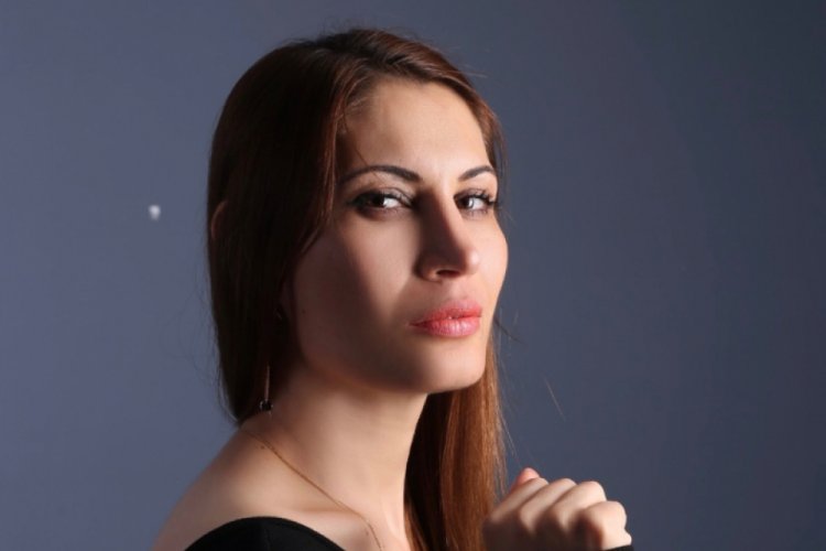 Aslı Stokes t&uuml;rk&uuml;lerle T&uuml;rkiye'nin g&uuml;ndemine oturdu