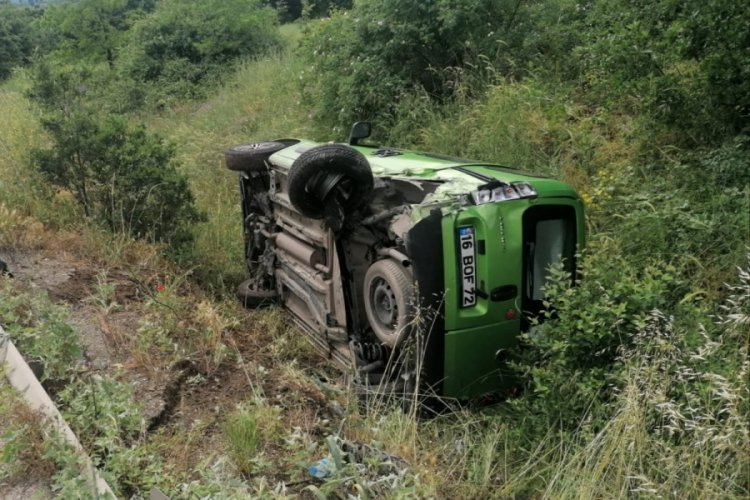 Bursa'da &ccedil;arpışan ara&ccedil;lar takla attı: 3 yaralı
