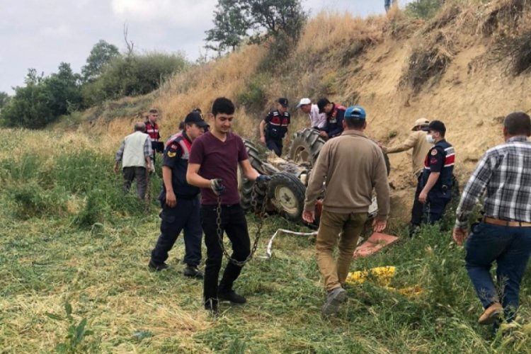 15 yaşındaki ağabeyin kullandığı trakt&ouml;r devrildi, 4 yaşındaki kardeşi &ouml;ld&uuml;