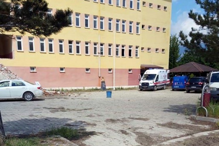 Okulun 4'&uuml;nc&uuml; kat penceresinden d&uuml;şen iş&ccedil;i &ouml;ld&uuml;