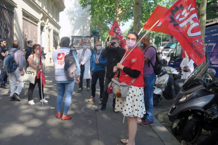 Fransa'da hemşire ve hasta bakıcılardan h&uuml;k&uuml;met karşıtı protesto