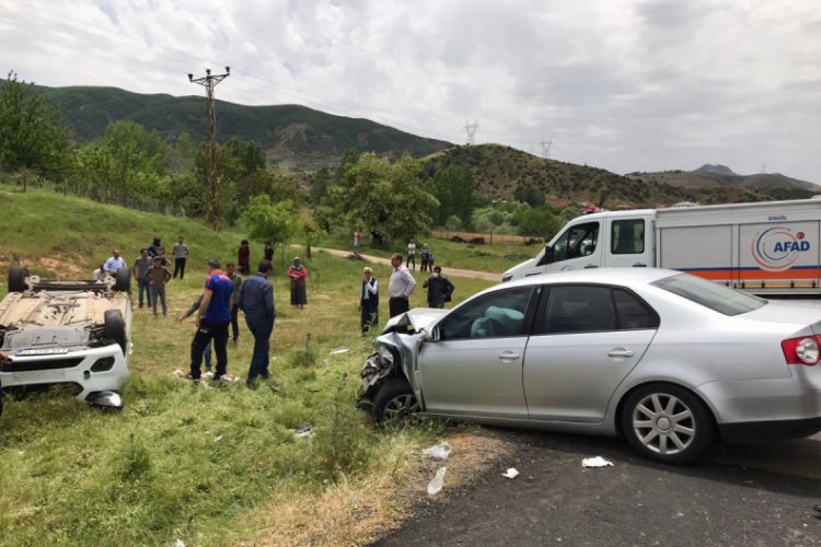 Otomobil ile &ccedil;arpışan hafif ticari ara&ccedil; devrildi: 8 yaralı