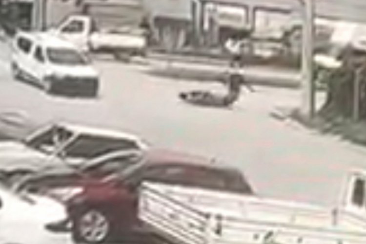 Bursa'da araçla çarpışan motosikletin sürücüsünün yaralandığı kaza kamerada