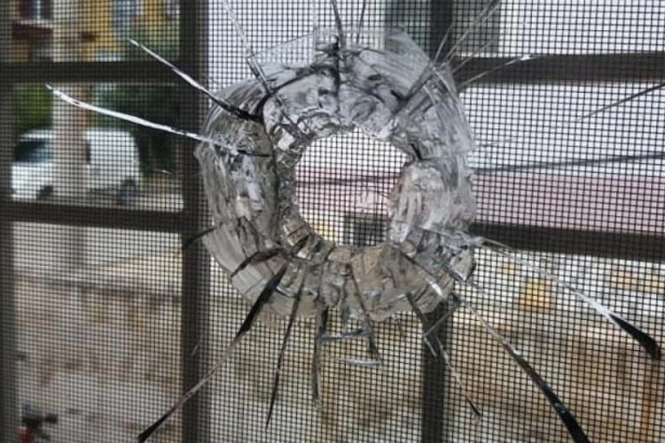 Uyandıklarında evlerinin duvarındaki mermiyi g&ouml;r&uuml;nce şok oldular