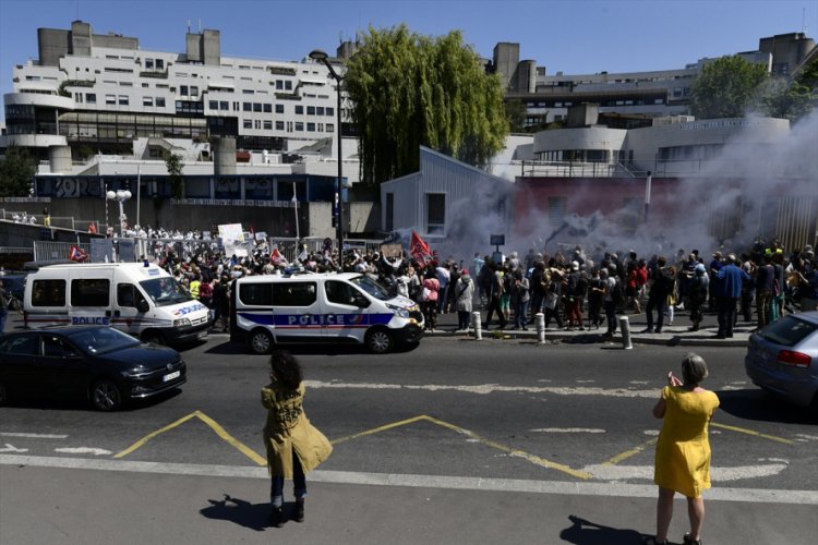 Fransa'da sağlık &ccedil;alışanlarından protesto