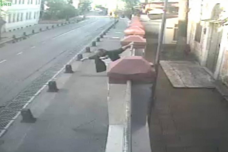 Kilisenin kapısındaki ha&ccedil;ı s&ouml;ken kişi g&ouml;zaltına alındı