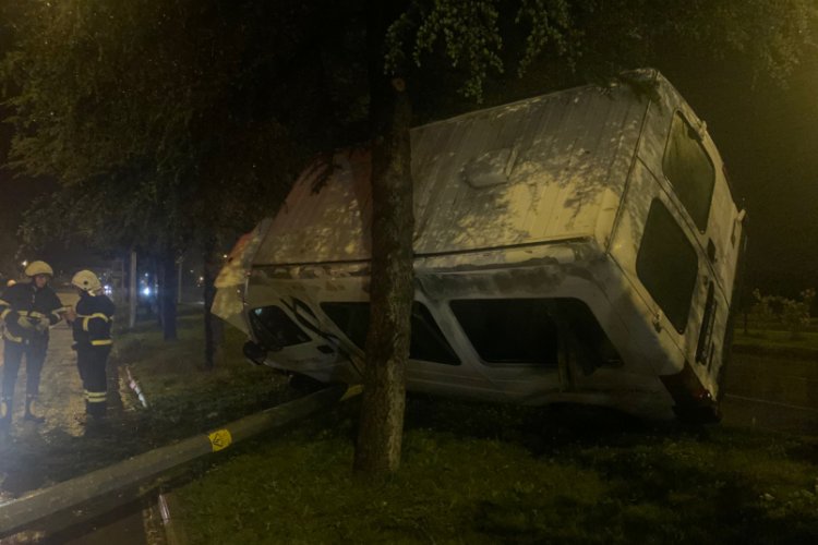 İş&ccedil;i minib&uuml;s&uuml; yan yattı, 5 kişi yara almadan kurtuldu