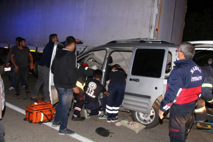 Freni patlayan ara&ccedil;, TIR'ın altına girdi: 4 yaralı