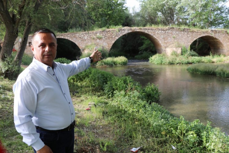 Tarihi k&ouml;pr&uuml;, yıkılma tehlikesiyle karşı karşıya
