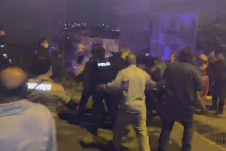 Nişanı atan &ccedil;iftin aileleri sopalı bı&ccedil;aklı kavga etti