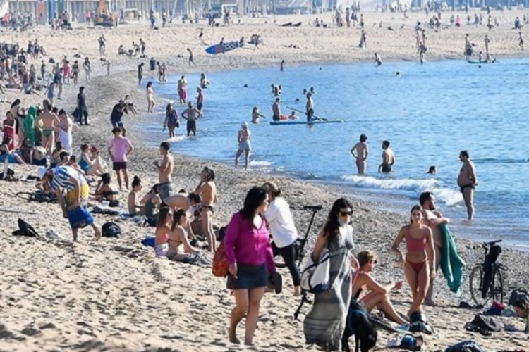 İspanya plajlarında sosyal mesafeyi hi&ccedil;e saydılar