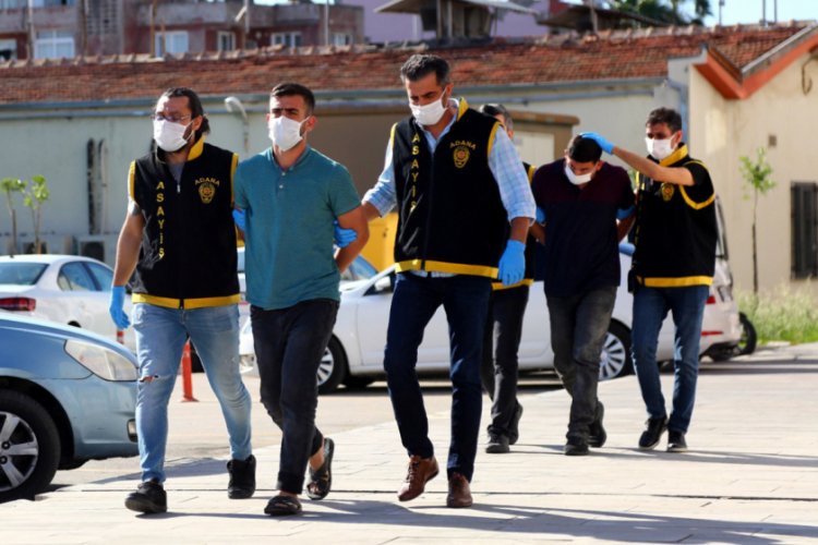 Otostop &ccedil;ektikleri otomobili gasbettiler, kaza yapınca yakalandılar