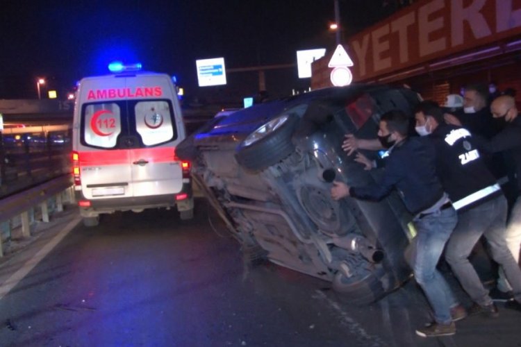 Kontrolden &ccedil;ıkan otomobil bariyerlere &ccedil;arpıp yan yattı: 1 yaralı