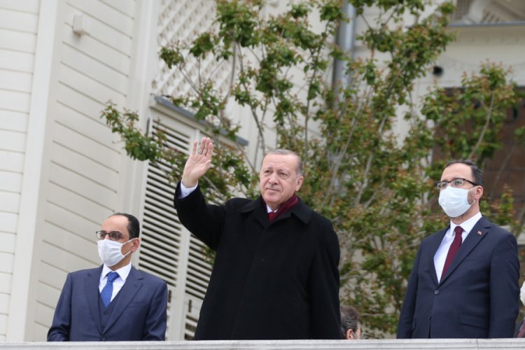 Gen&ccedil;ler Boğaz'da Cumhurbaşkanı Erdoğan'ı selamladı