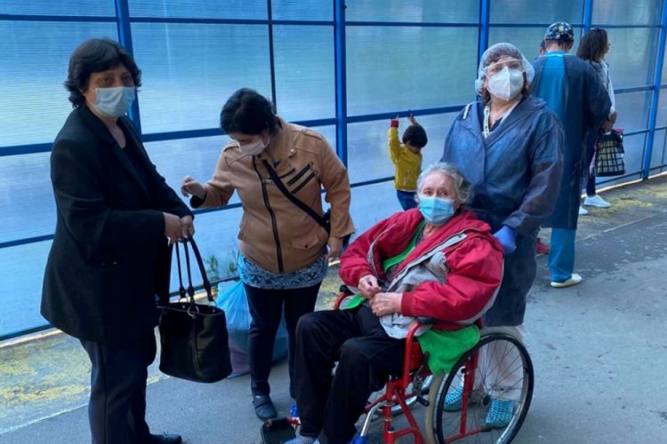 33 g&uuml;n yoğun bakımda kalan 75 yaşındaki kadın koronavir&uuml;s&uuml; yendi