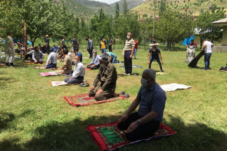 Bah&ccedil;ede saf tutup cuma namazını kıldılar