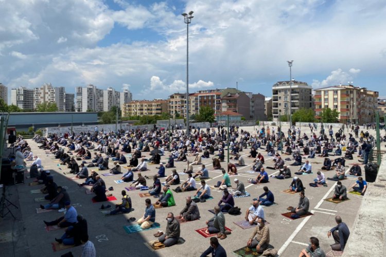 Bursa'da Emek pazar alanında cuma namazı yoğunluğu