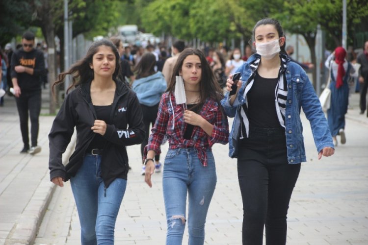 Gen&ccedil;ler &uuml;&ccedil;&uuml;nc&uuml; kez sokağa &ccedil;ıktı