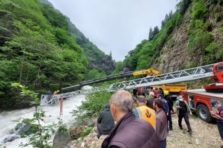 Dereye u&ccedil;an kamyonetin s&uuml;r&uuml;c&uuml;s&uuml; vin&ccedil;le &ccedil;ıkartıldı