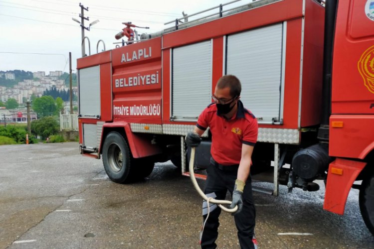 Namaz sırasında 2 metrelik yılan paniğe neden oldu