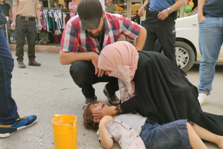 Babasının elini bırakan &ccedil;ocuğa ara&ccedil; &ccedil;arptı