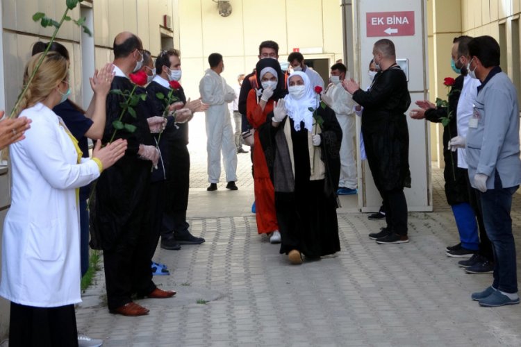 Aynı aileden 3 kişi koronavir&uuml;s&uuml; yendi