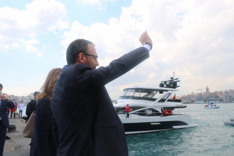 Bakan Kasapoğlu, T&uuml;rk Bayraklı tekneleri selamladı