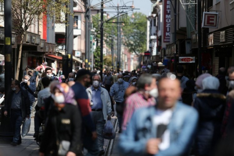 Bursa'da 15-20 yaş grubu gen&ccedil;ler sokağa &ccedil;ıkma mutluluğu yaşadı