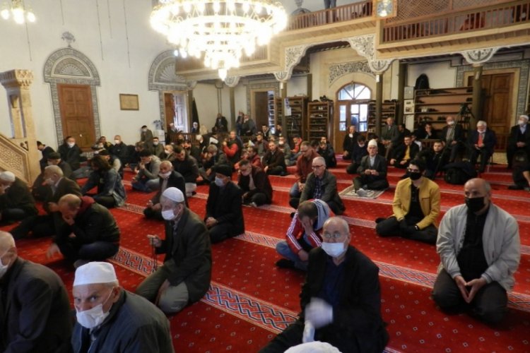 Kosova'da 76 g&uuml;n sonra yeniden a&ccedil;ılan camilerde ilk cuma namazı