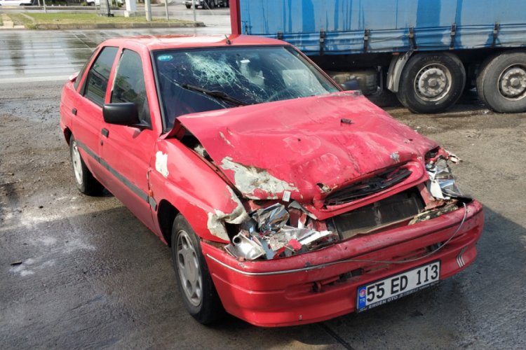 Samsun'da otomobil tıra &ccedil;arptı