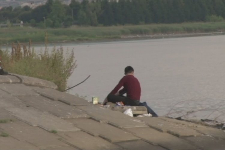 Pompalı t&uuml;feği kendine dayayarak &ccedil;ekirdek yedi