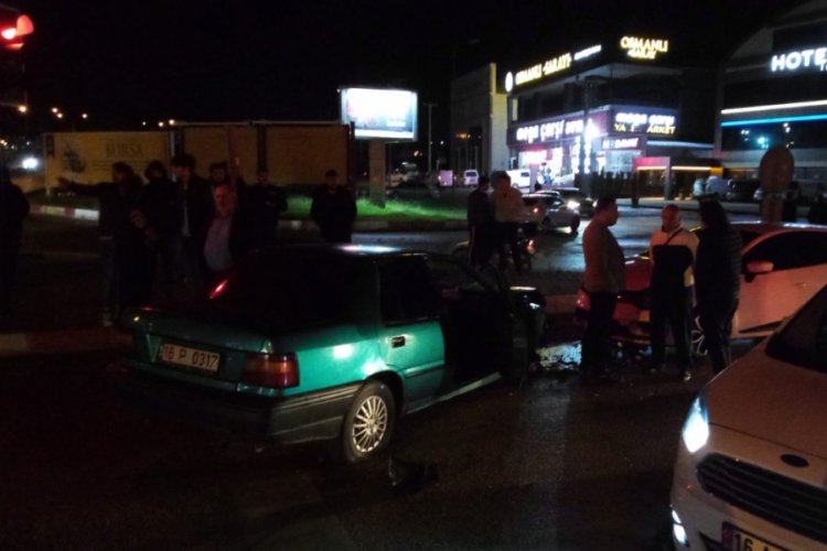 Bursa'da zincirleme kazaya neden olan kişi yaralı arkadaşını bırakıp kaçtı