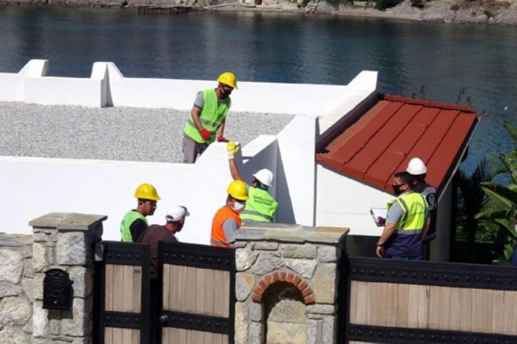 Yılmaz &Ouml;zdil'in villasındaki ka&ccedil;ak eklentiler yıkılıyor