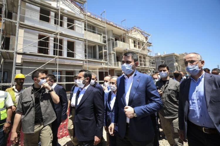 Bakan Kurum'dan Elazığ'da y&uuml;klenici firmanın m&uuml;teahhidine uyarı!