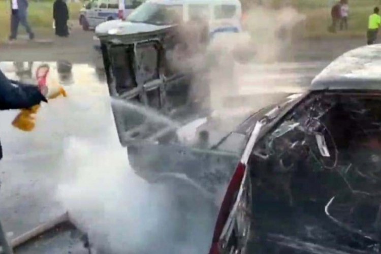 Seyir halindeki otomobil alev alev yandı