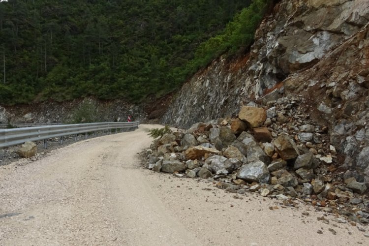 Bursa'da kayaların düştüğü yolda sürücüler büyük korku yaşıyor