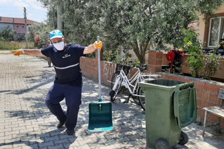 Bursa'da mahalleli çalıp söyledi, temizlik işçisi oynadı