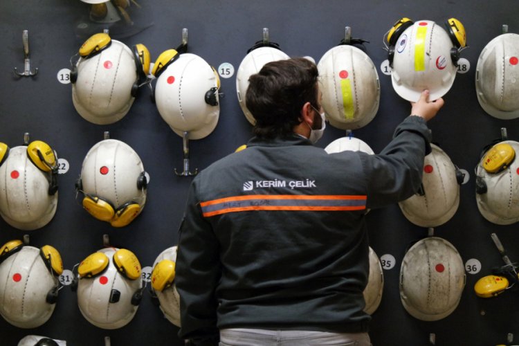 Bursa'daki fabrikada sosyal mesafe ihlaline karşı alarmlı baret
