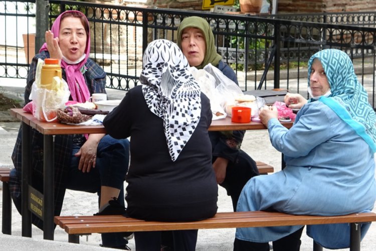 Bursa'da 65 yaş &uuml;st&uuml; vatandaşlar piknik keyfi yaptı