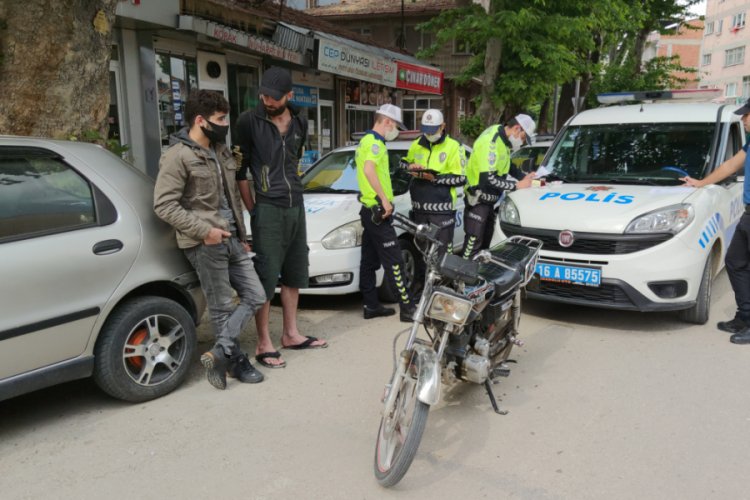 Bursa'da kısıtlamada plakasız motosikletle gezdiler, cezayı yediler