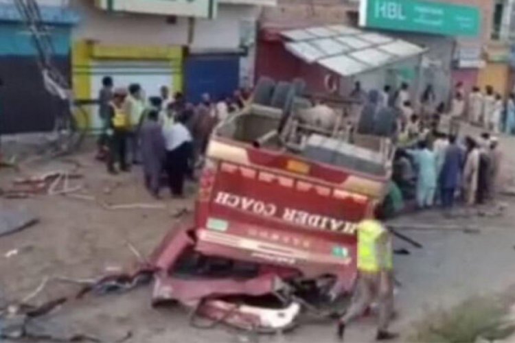 Pakistan'da katliam gibi kaza: 9 &ouml;l&uuml;, 28 yaralı
