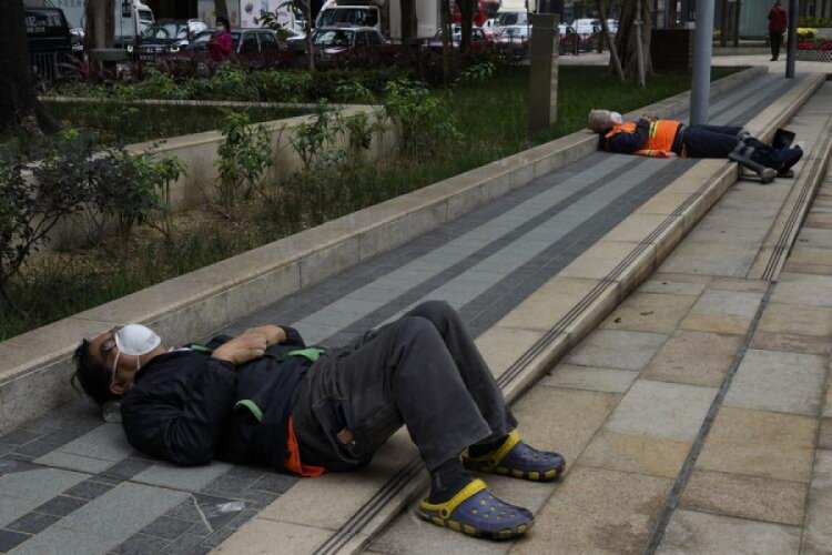 İngiltere'de &ouml;l&uuml;mler azalıyor! Bir g&uuml;nde 113 kişi hayatını kaybetti